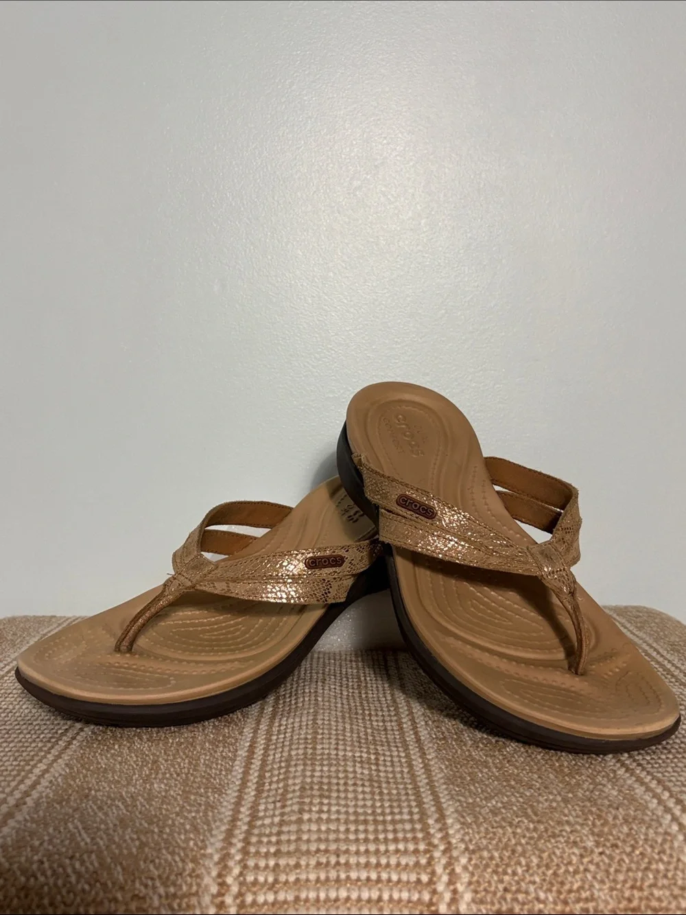 CROCS Women's Capri V Shimmer Flip Flops, Metallic Gold/Snakeskin Strap Design